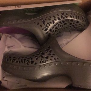 Dansko Pippa metallic light Grey